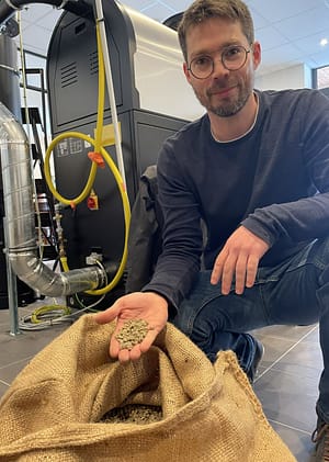 florent-propose-du-cafe-torrefie-sur-place-photo-melanie-blanchon-1689355228